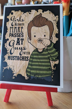 Tarjeta de felicitación, "Las chicas siempre se insinúan con los chicos con bigotes"